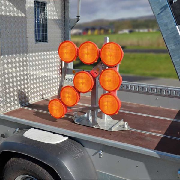 horizont Leuchtpfeil HLP 8 LED | auf Pritschenwagen