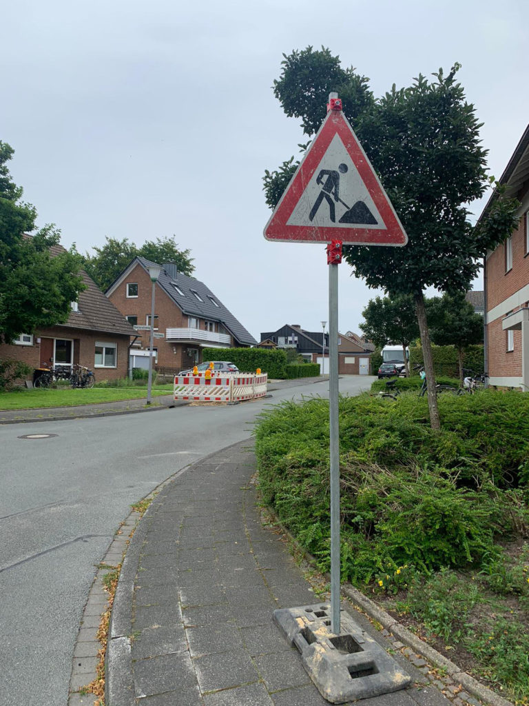 Eine Aufstellvorrichtung mit dem Verkehrszeichen "Arbeitsstelle".