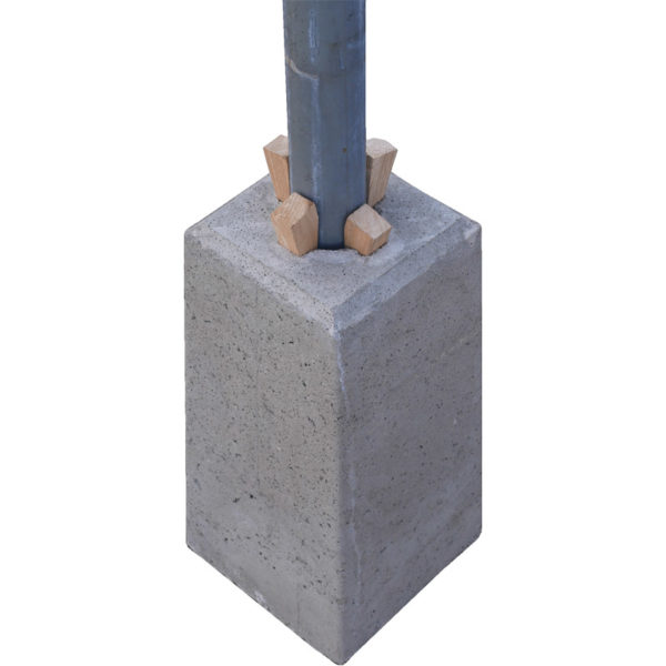 Betonsockelsteine & Schilderfundamente mit Hartholzkeilen | montierter Pfosten