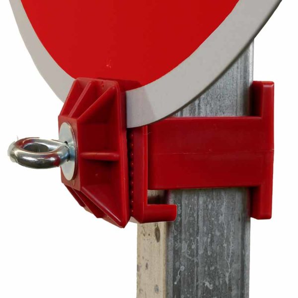 Klemmschelle K1 | Nahaufnahme eingeklemmtes Schild