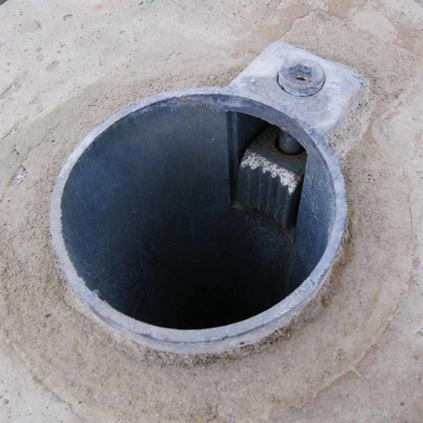 Betonklotz mit Bodenhülse für Rohrpfosten | Klemmvorrichtung