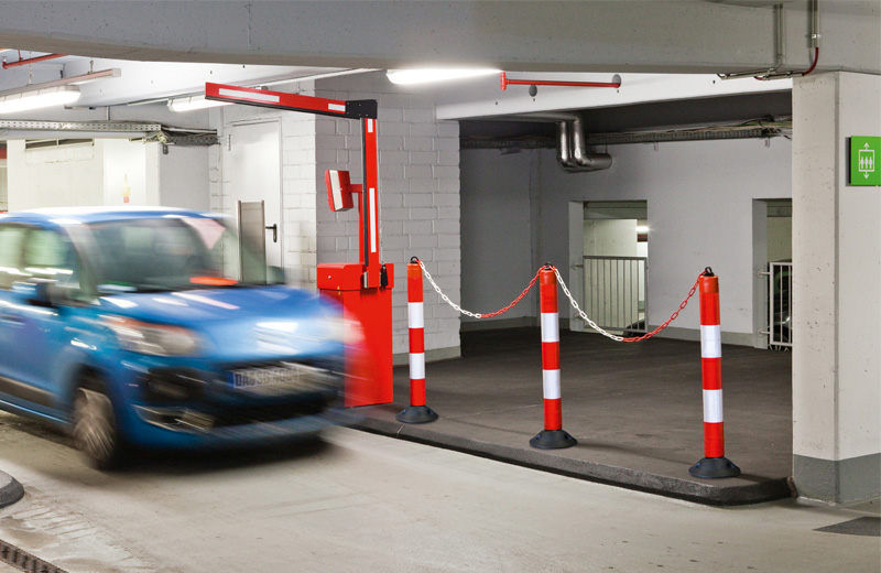 LeitPin im Parkhaus als Warnung für Fußgänger