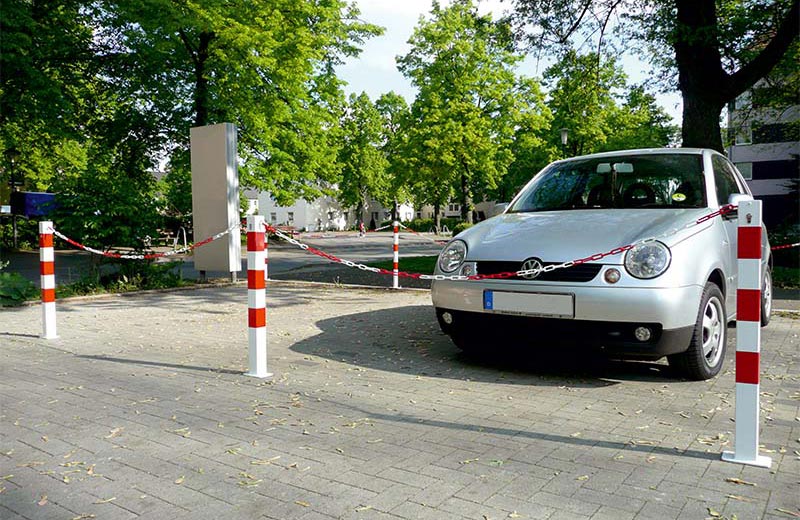 Sperrkettenpfosten als Parkplatzabsperrung