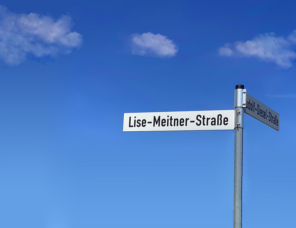 Straßennamenschilder an Rohrpfosten montiert