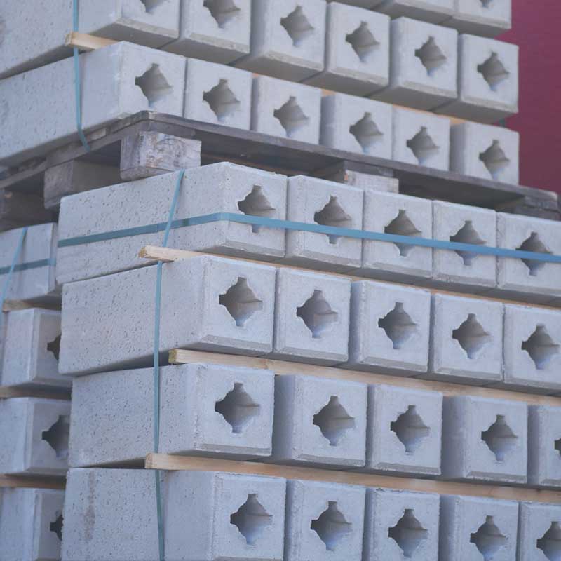 Betonsockelsteine mit Hartholzkeilen | große Mengen auf Lager