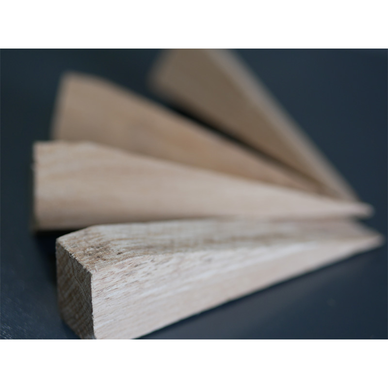Betonsockelsteine mit Hartholzkeilen | Holzkeile