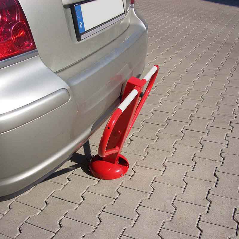 Parkplatzsperre flexibel, umlegbar mit Rundrohrbügeln | angefahren