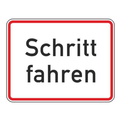 Hinweisschild Schritt fahren