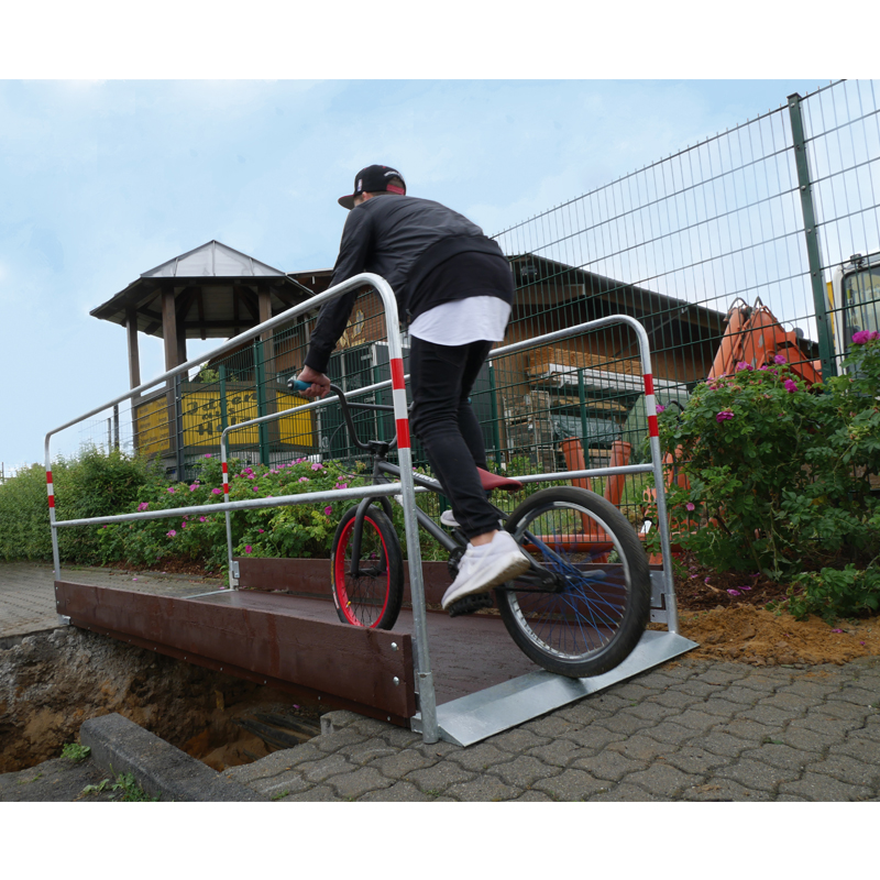 Grabenbrücke aus Holz für Fahrradfahrer und Fußgänger