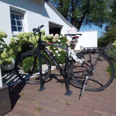 Fahrradanlehnbügel aus Flachstahl gebogene Ausführung | angelehntes Fahrrad