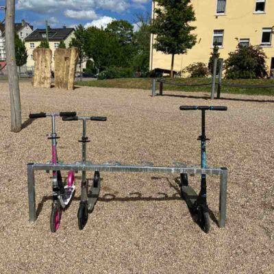 Scooter-Reihenparker mit 6 Halteringen | aufgestellt am Spielplatz