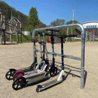 Scooter-Reihenparker mit Bügel und 6 Halteringen | am Spielplatz