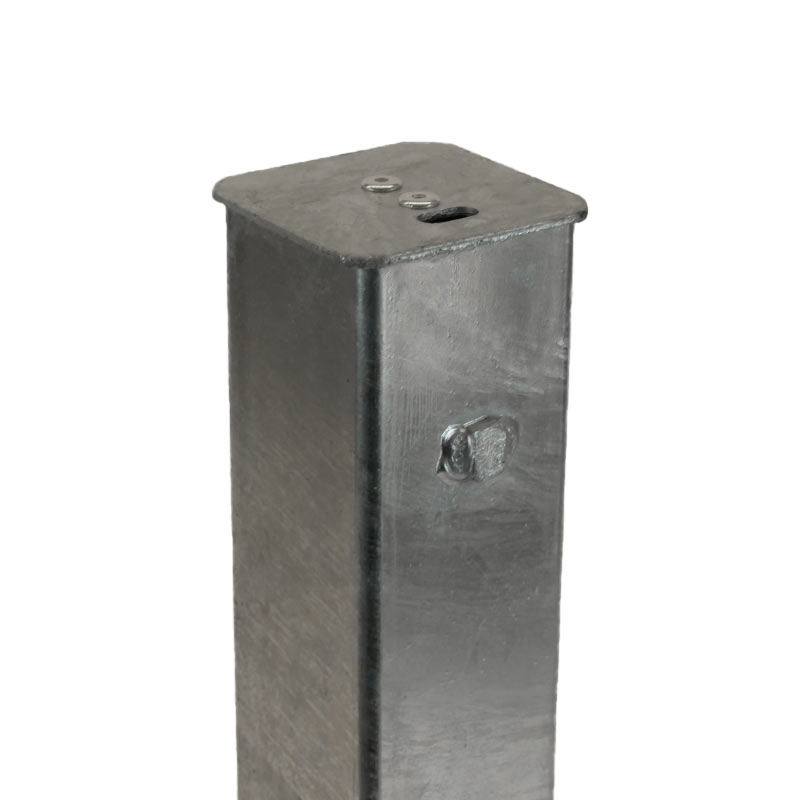 Abdeckkappe mit Federverschluss für Bodenhülsen 70 x 70 mm | eingesetzt