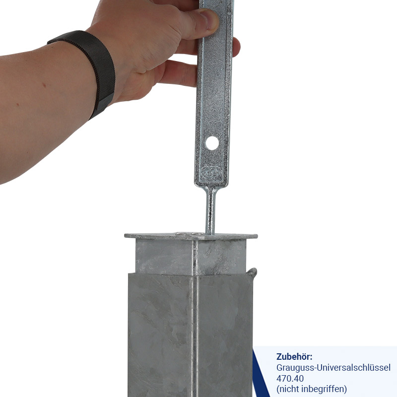 Abdeckkappe mit Federverschluss für Bodenhülsen 70 x 70 mm | Verriegelung mit Dreikantschlüssel lösen