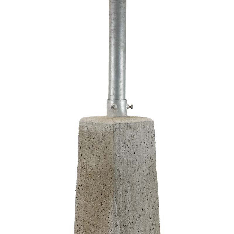 Betonsockelsteine mit Führungsrohr und Stellschrauben | montierter Pfosten