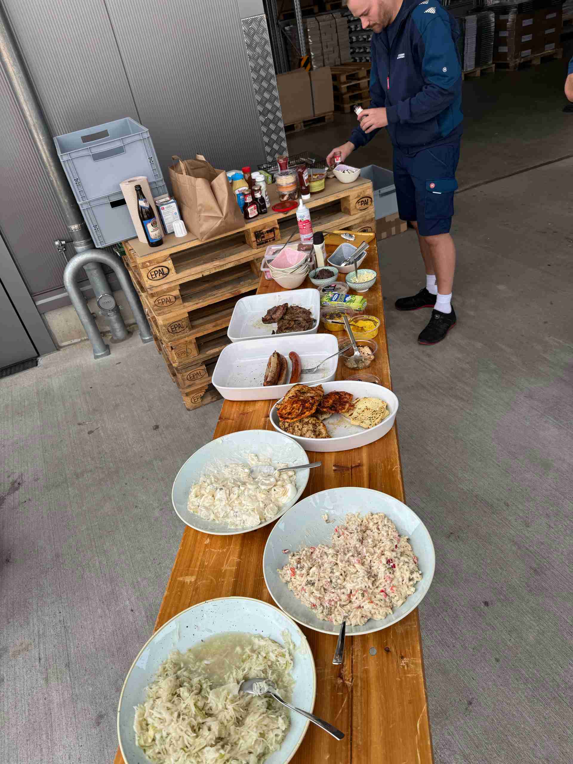 Teamgrillen August 2025 / Buffet, strassenausstatter