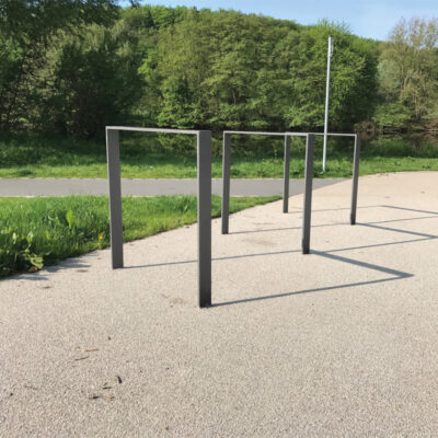 Fahrradanlehnbügel aus Flachstahl, montiert