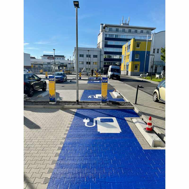 Plastiroute® RollGrip® | in Verkehrsblau für Ladestationen