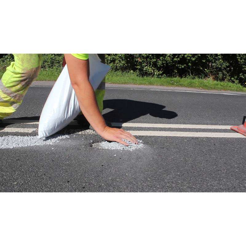 Schlagloch mit Granulat befüllen