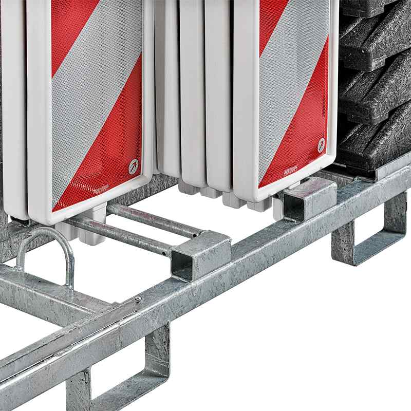 Kombigestell für 10 Absperrschrankengitter, 10 Baken & 22 Fußplatten | teil befüllt Detail