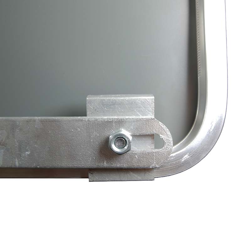 Rohrklemmschellen für breite Alform-Schilder | Anwendung Nahaufnahme