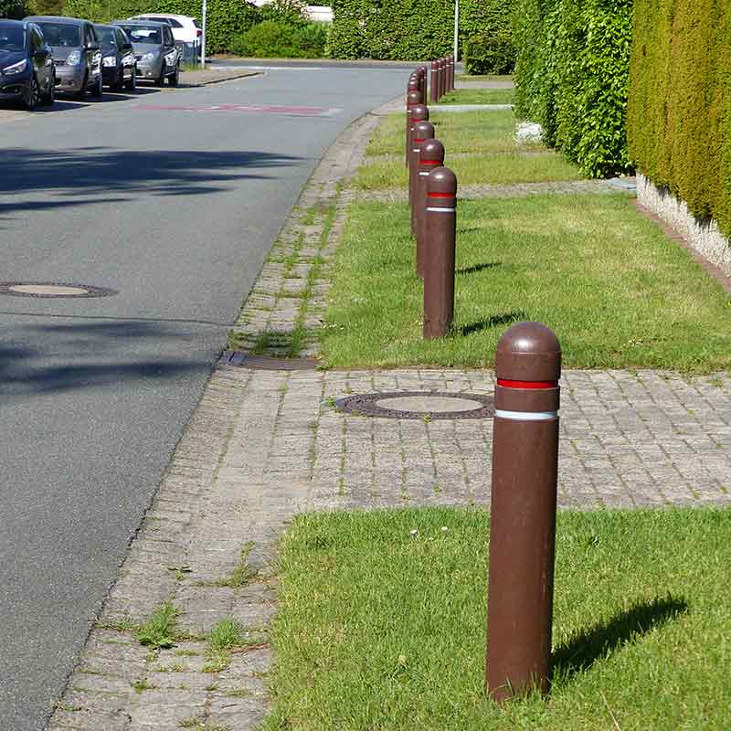 Recyclingpfosten mit Halbkugelkopf | Braun mit Reflektoren, Anwendungsbeispiel