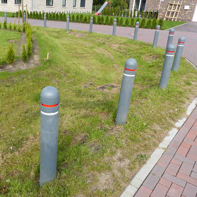 Recyclingpfosten mit Halbkugelkopf | Grau mit Reflektoren, Anwendungsbeispiel