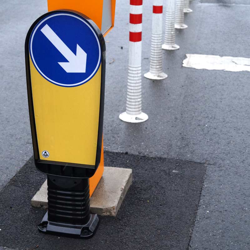 Flexibake mit Pfeilfolie, einseitig rechtsweisend | Anwendungsbeispiel im Einsatz zur Verkehrsführung