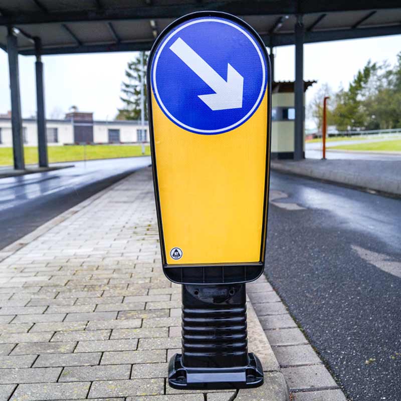 Flexibake mit Pfeilfolie, einseitig rechtsweisend | Anwendungsbeispiel auf Verkehrsinsel