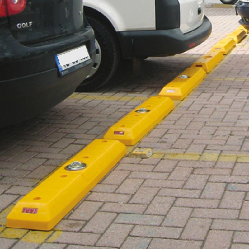 Park- und Leitschwelle mit Glaskugel | Anwendungsbeispiel Parkplatz