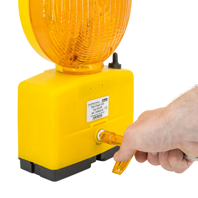 Nissen Blitzleuchte Star-Flash LED 610 | Gehäuse öffnen mit Lampenschlüssel