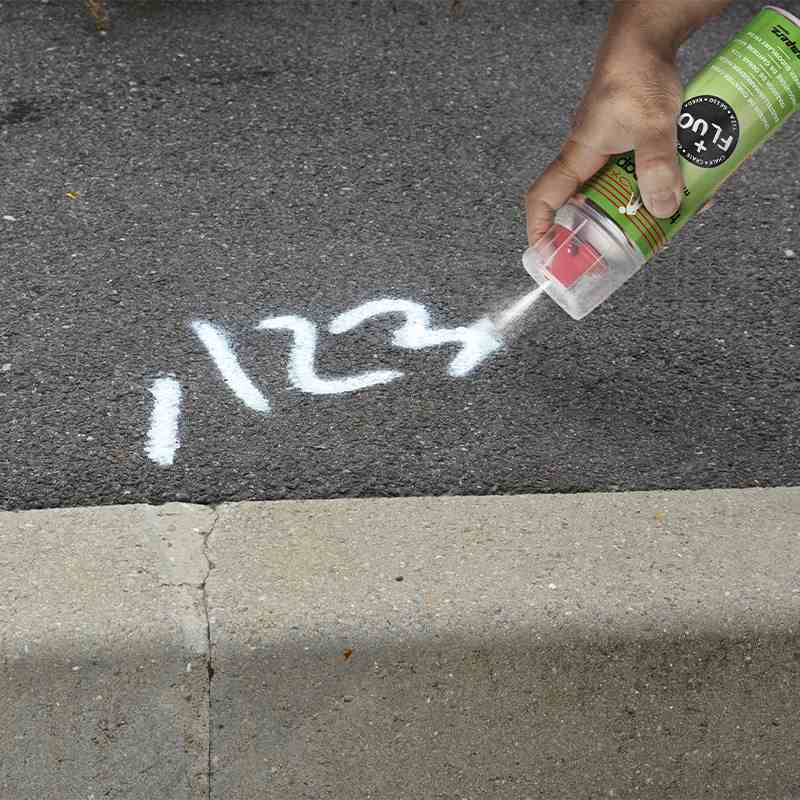 Kreidespray Ampere trig-a-cap chalk | Anwendung auf Asphalt