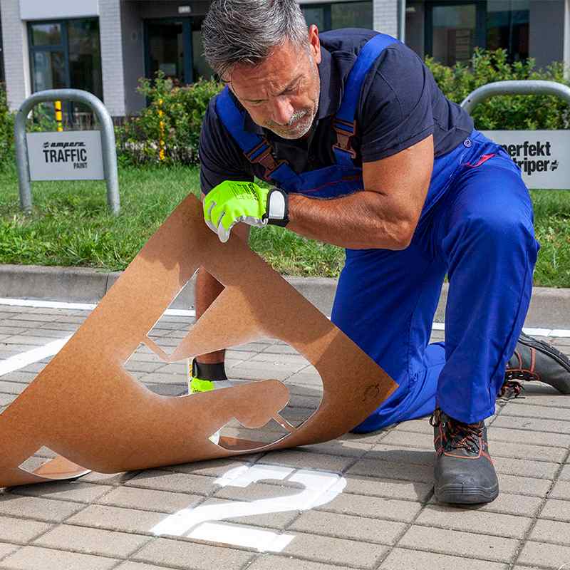 Markierschablone Ampere | Anwendung bei Bodenmarkierungen